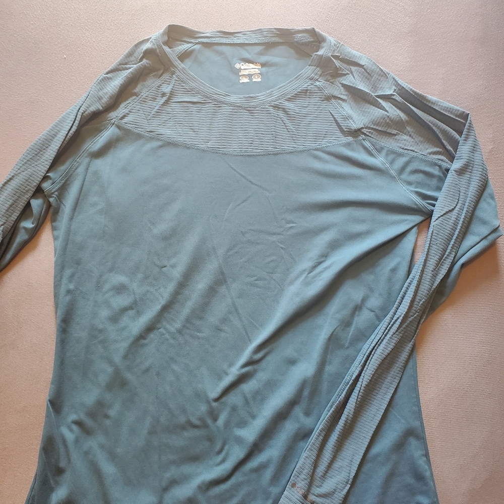 Long sleeve athletic shirt